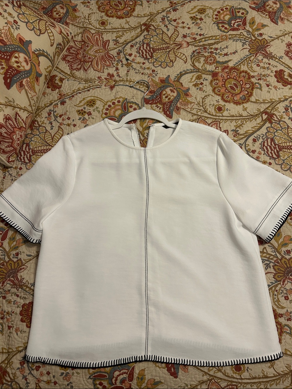 Zara White Short-Sleeve Top with Contrast Stitching